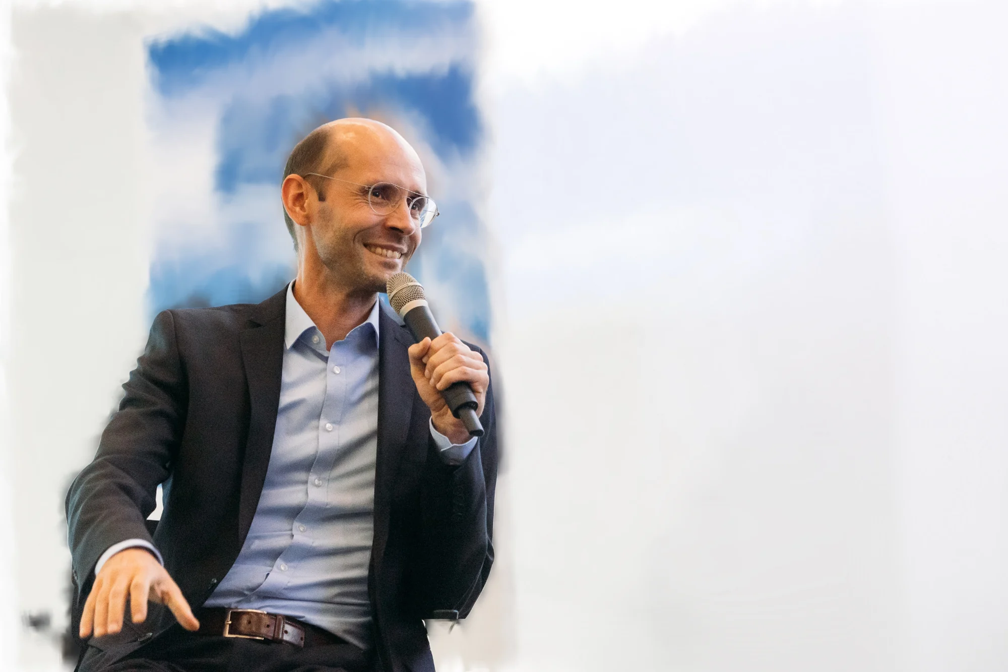 Leopold Rosenthal im Gespräch mit Mikrofon